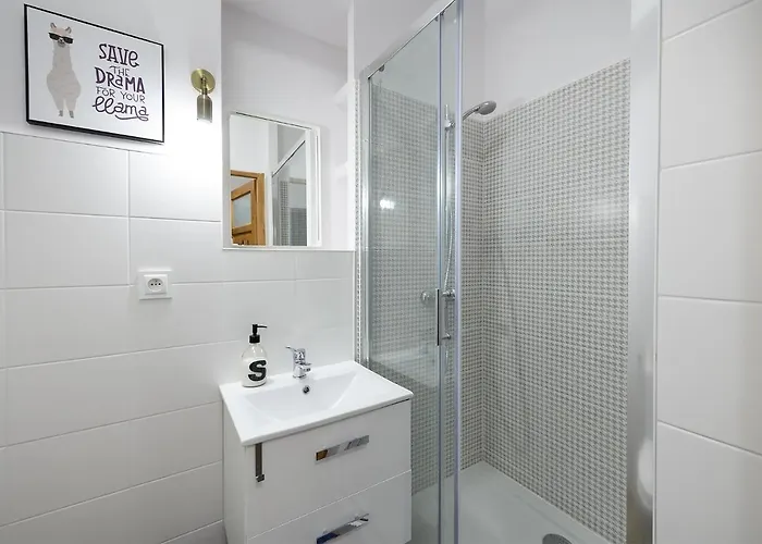 Off Piotrkowska Gate وودج